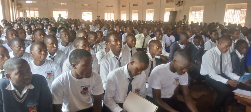 STUDENTS IN THE MAIN HALL